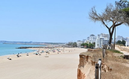 APA REFORÇA PRAIAS DE QUARTEIRA E TRAFAL COM MAIS 600 MIL METROS CÚBICOS DE AREIA