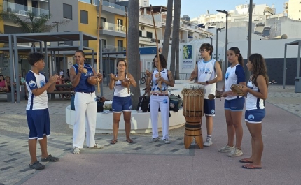 Capoeira e Pilates invadem Praça do Mar: Tarde de Movimento, Cultura e Bem-Estar em Quarteira Quarteira, 