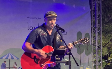 Bruno Maliji encanta Mercado de Verão de Quarteira com noite de música portuguesa 