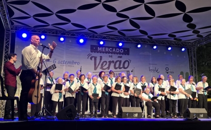 Grupo Coral de Quarteira brilha no Mercado de Verão com noite de música tradicional portuguesa 