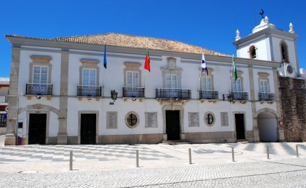 PAÇOS DO CONCELHO DE LOULÉ ILUMINAM-SE DE AZUL PARA ASSINALAR DIA INTERNACIONAL DA SÍNDROME DE ANGELMAN