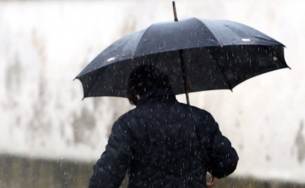 Faro sob aviso amarelo com previsão de chuva e trovoada