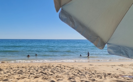 Imposição de não colocar chapéus-de-sol frente a concessões é um «abuso»
