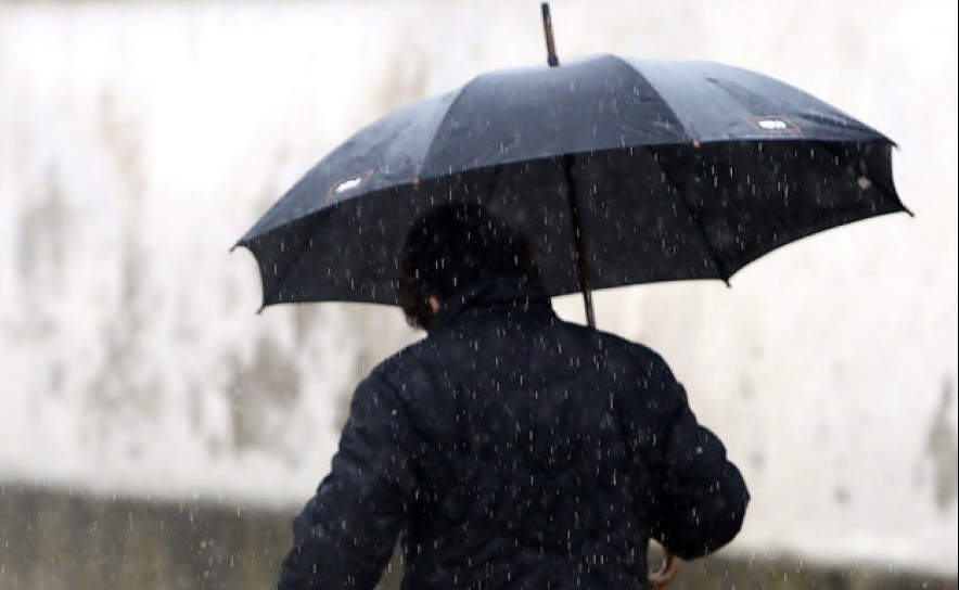 Faro sob aviso amarelo com previsão de chuva e trovoada