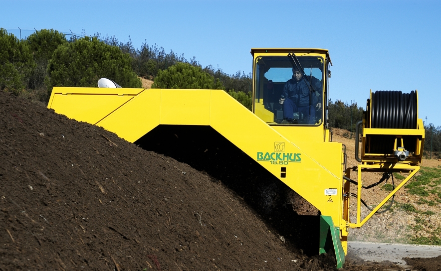 Compostagem de verdes_trabalhos com Volteador Compostagem de verdes_trabalhos com Volteador