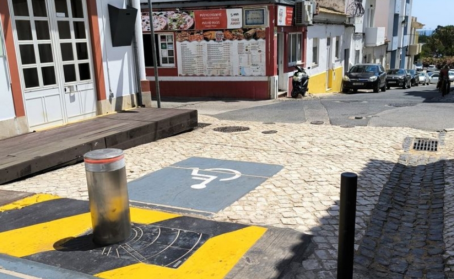 Acesso automóvel condicionado no Centro de Alvor reforça segurança de residentes e visitantes